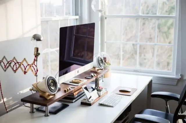 Domowe biuro pracy – jakie lampy zapewnią komfortową pracę?